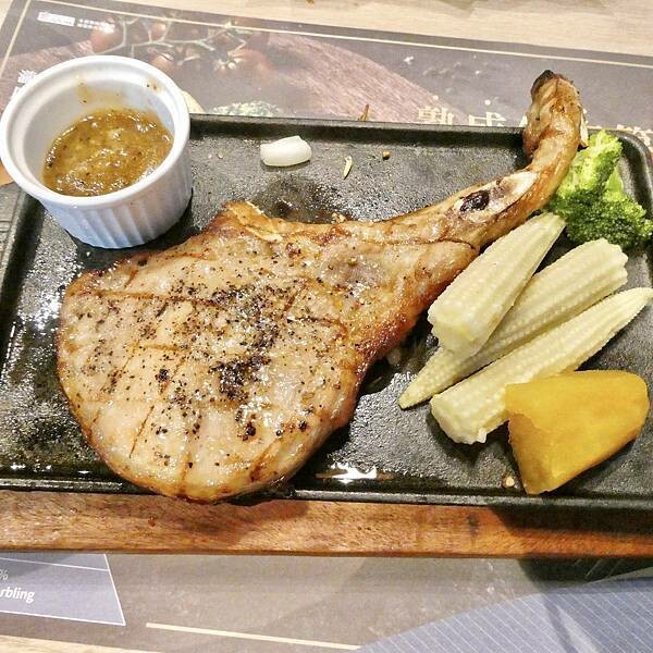 新北市三重美食推薦/瀧厚炙燒熟成牛排-三重店/與朋友二訪美食/不吃牛推薦戰斧豬排與吃牛推薦雙倍無骨肩小排