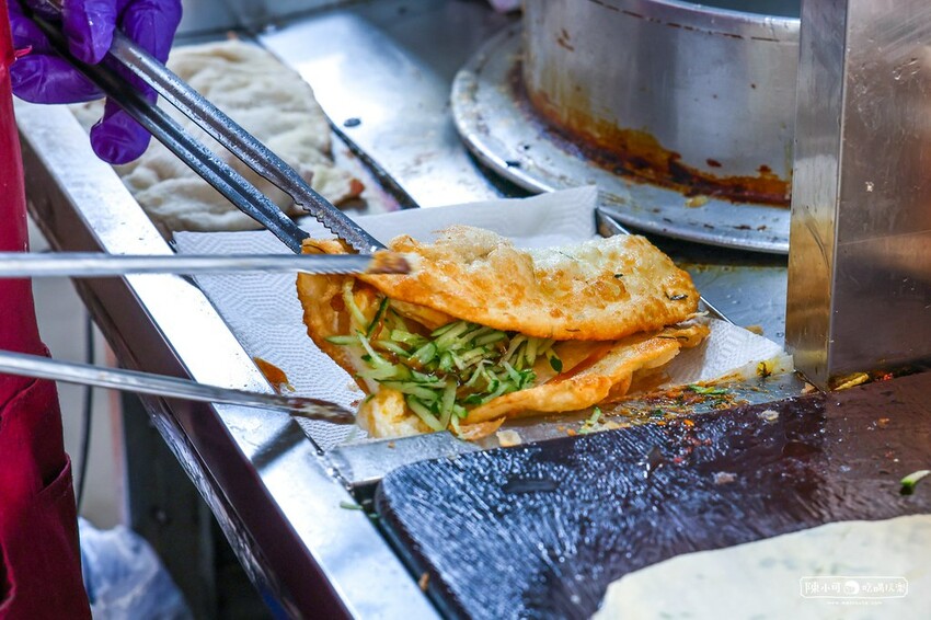 看人潮就知道～在地人推薦隱藏版吃這間，現桿現炸夾料蔥油餅！