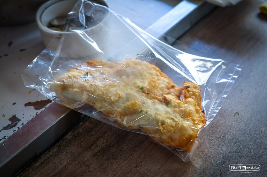 看人潮就知道～在地人推薦隱藏版吃這間，現桿現炸夾料蔥油餅！