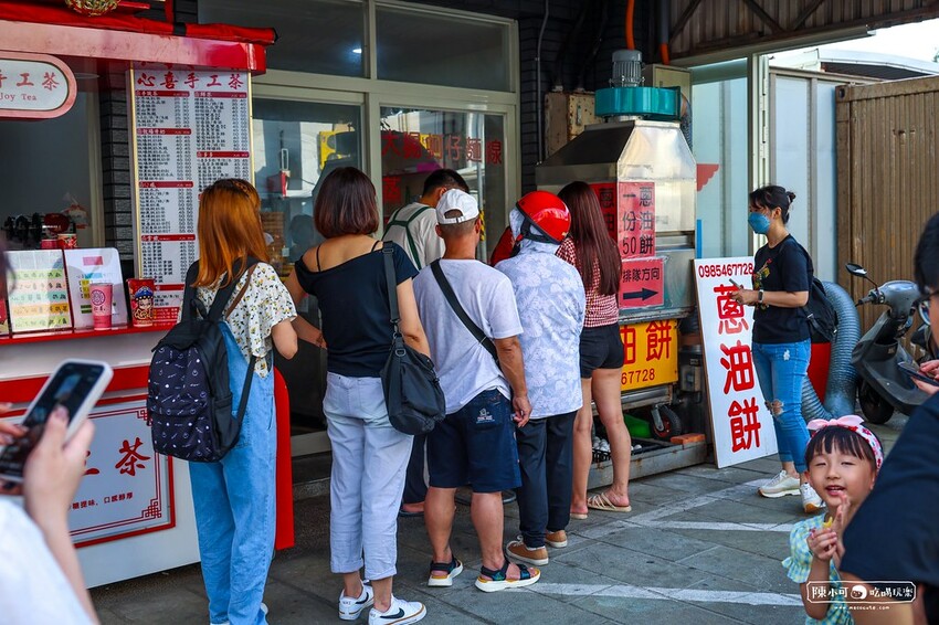看人潮就知道～在地人推薦隱藏版吃這間，現桿現炸夾料蔥油餅！