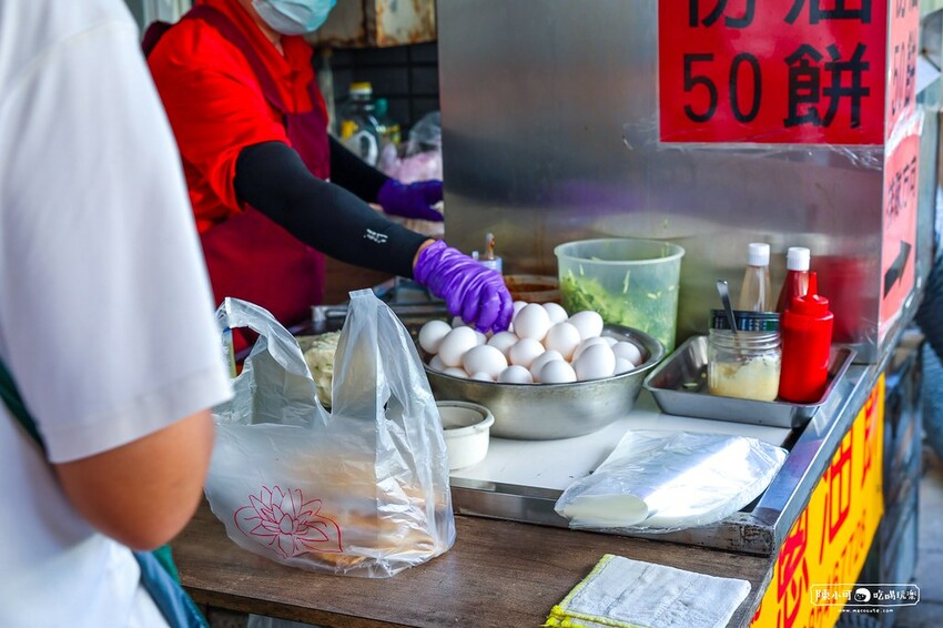 看人潮就知道～在地人推薦隱藏版吃這間，現桿現炸夾料蔥油餅！