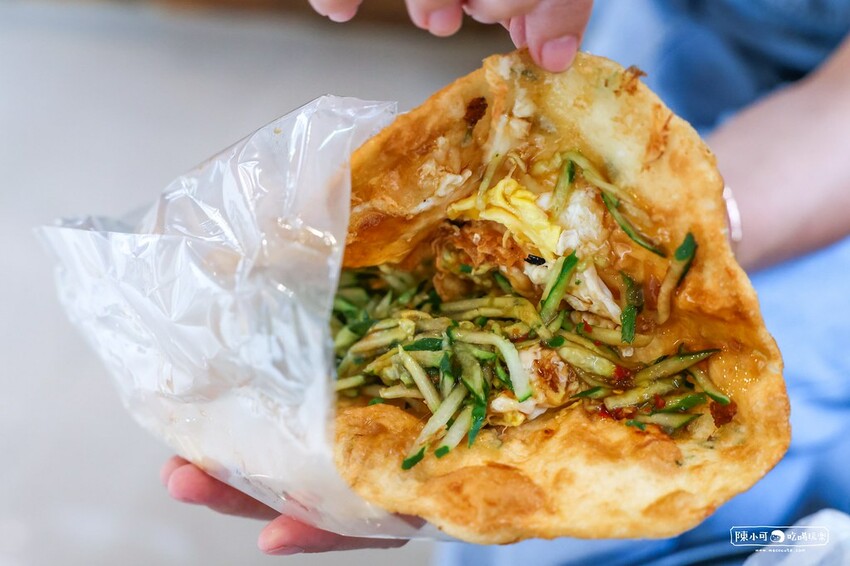 看人潮就知道～在地人推薦隱藏版吃這間，現桿現炸夾料蔥油餅！