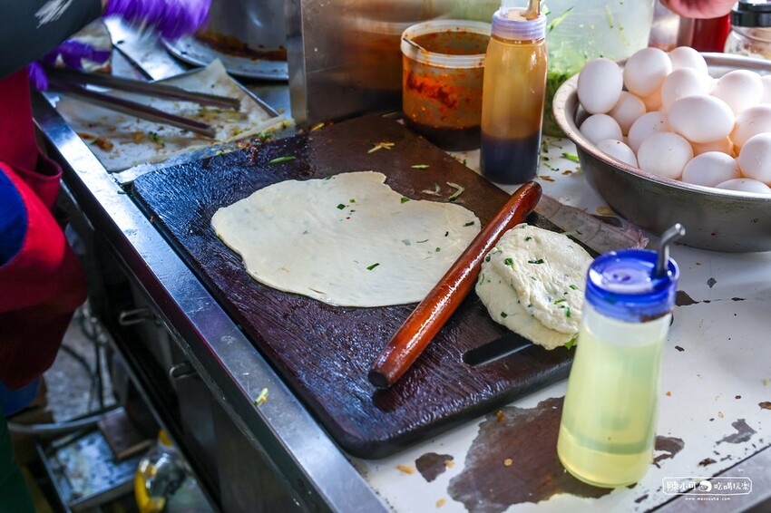 看人潮就知道～在地人推薦隱藏版吃這間，現桿現炸夾料蔥油餅！