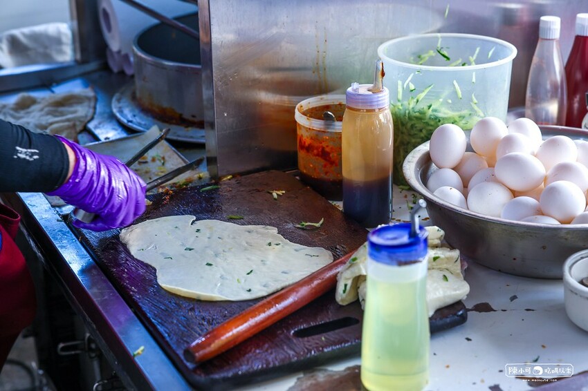 看人潮就知道～在地人推薦隱藏版吃這間，現桿現炸夾料蔥油餅！