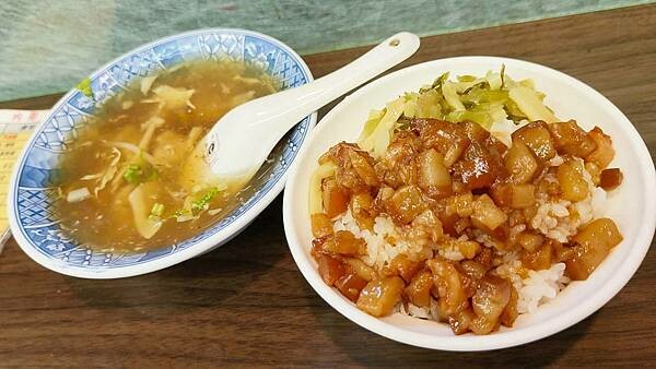 夜間食堂老爹肉羹|板橋宵夜必吃美食,好吃的滷肉飯小吃店!