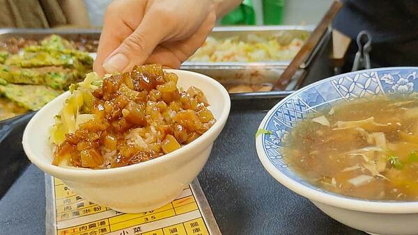 夜間食堂老爹肉羹|板橋宵夜必吃美食,好吃的滷肉飯小吃店!