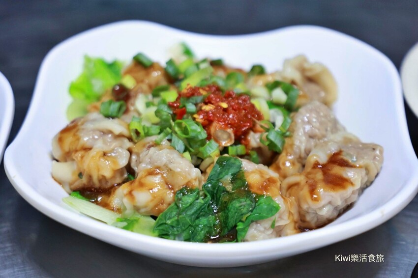 彰化美食老六麵館︱巷弄麵館超推鋪滿滿雞肉絲飯油蔥脆又香.紅油炒手辣醬很夠味.份量多CP值超高的麵館!近彰