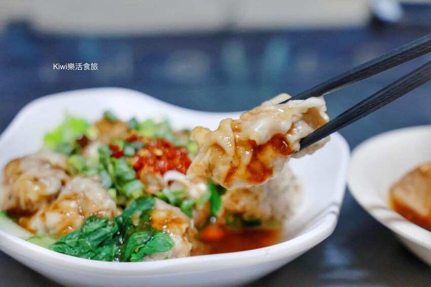 彰化美食老六麵館︱巷弄麵館超推鋪滿滿雞肉絲飯油蔥脆又香.紅油炒手辣醬很夠味.份量多CP值超高的麵館!近彰