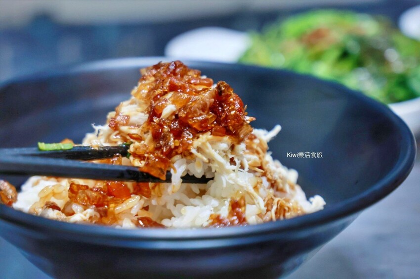 彰化美食老六麵館︱巷弄麵館超推鋪滿滿雞肉絲飯油蔥脆又香.紅油炒手辣醬很夠味.份量多CP值超高的麵館!近彰