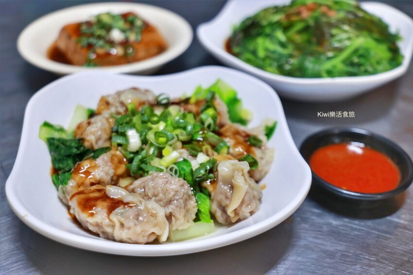 彰化美食老六麵館︱巷弄麵館超推鋪滿滿雞肉絲飯油蔥脆又香.紅油炒手辣醬很夠味.份量多CP值超高的麵館!近彰