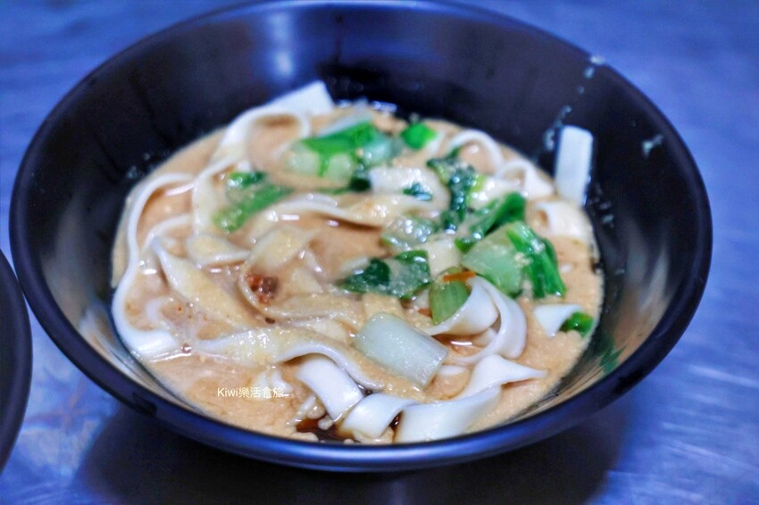 彰化美食老六麵館︱巷弄麵館超推鋪滿滿雞肉絲飯油蔥脆又香.紅油炒手辣醬很夠味.份量多CP值超高的麵館!近彰