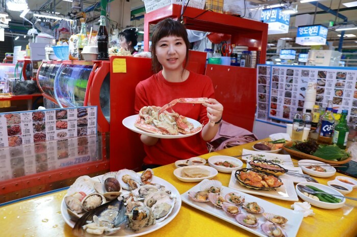 彰化美食老六麵館︱巷弄麵館超推鋪滿滿雞肉絲飯油蔥脆又香.紅油炒手辣醬很夠味.份量多CP值超高的麵館!近彰