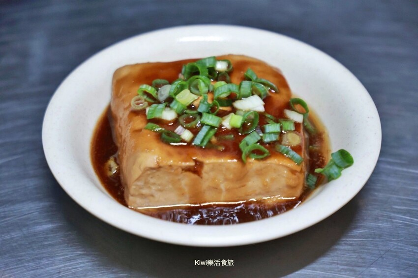 彰化美食老六麵館︱巷弄麵館超推鋪滿滿雞肉絲飯油蔥脆又香.紅油炒手辣醬很夠味.份量多CP值超高的麵館!近彰