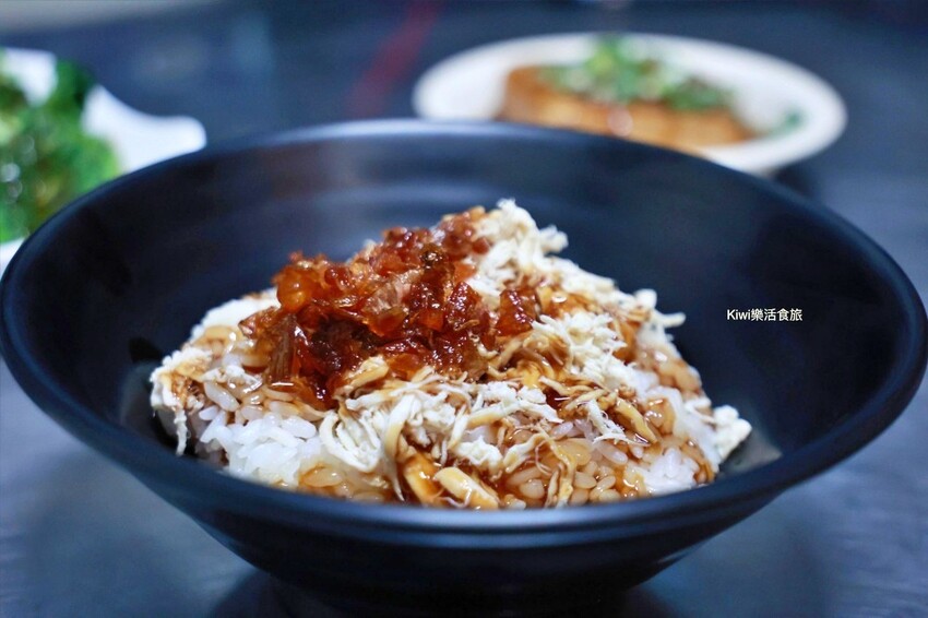 彰化美食老六麵館︱巷弄麵館超推鋪滿滿雞肉絲飯油蔥脆又香.紅油炒手辣醬很夠味.份量多CP值超高的麵館!近彰