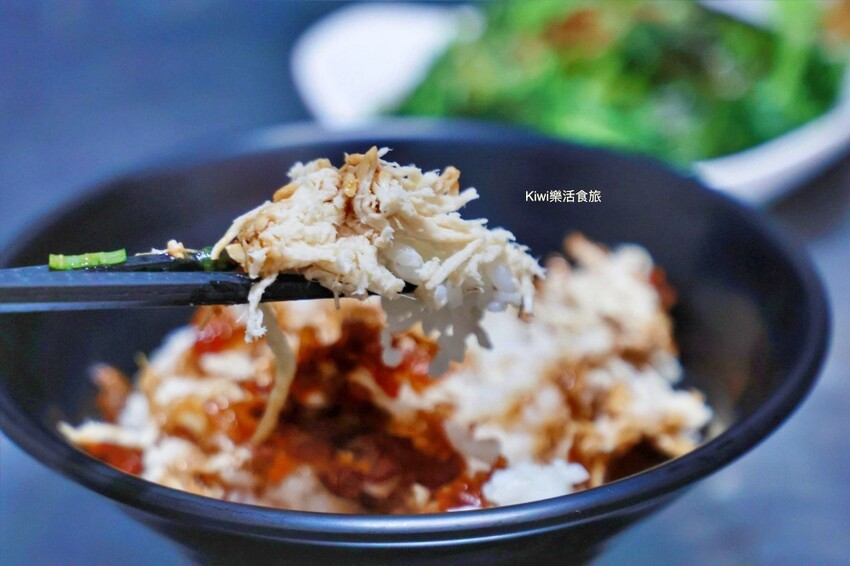 彰化美食老六麵館︱巷弄麵館超推鋪滿滿雞肉絲飯油蔥脆又香.紅油炒手辣醬很夠味.份量多CP值超高的麵館!近彰