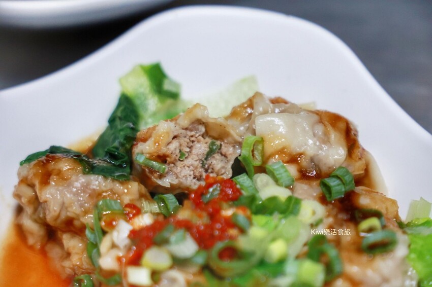 彰化美食老六麵館︱巷弄麵館超推鋪滿滿雞肉絲飯油蔥脆又香.紅油炒手辣醬很夠味.份量多CP值超高的麵館!近彰