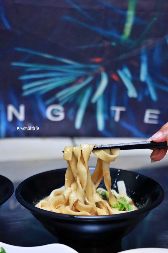 彰化美食老六麵館︱巷弄麵館超推鋪滿滿雞肉絲飯油蔥脆又香.紅油炒手辣醬很夠味.份量多CP值超高的麵館!近彰