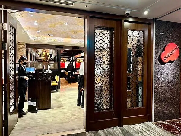 台北喜來登比薩屋！義大利比薩冠軍快閃，13款大師級菜單，窯烤現做必吃。