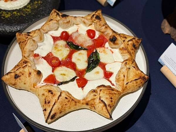 台北喜來登比薩屋！義大利比薩冠軍快閃，13款大師級菜單，窯烤現做必吃。