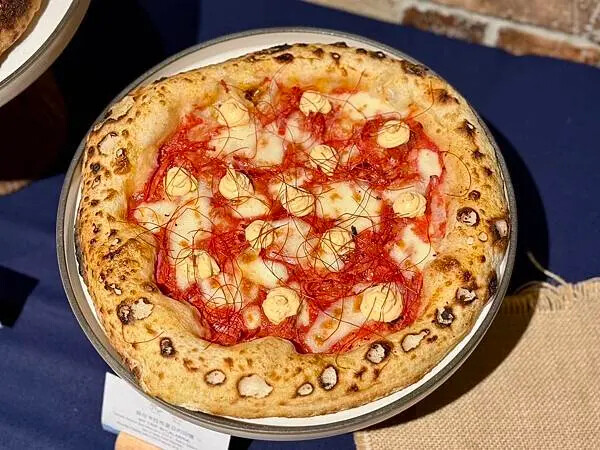 台北喜來登比薩屋！義大利比薩冠軍快閃，13款大師級菜單，窯烤現做必吃。