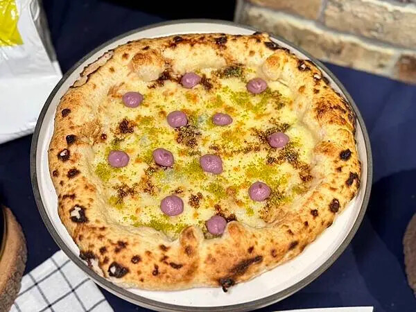 台北喜來登比薩屋！義大利比薩冠軍快閃，13款大師級菜單，窯烤現做必吃。