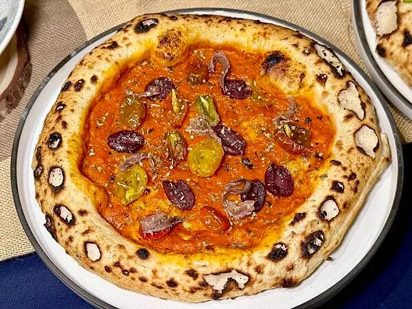 台北喜來登比薩屋！義大利比薩冠軍快閃，13款大師級菜單，窯烤現做必吃。