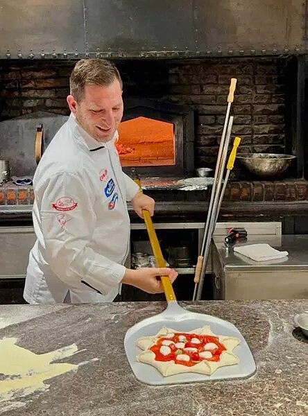 台北喜來登比薩屋！義大利比薩冠軍快閃，13款大師級菜單，窯烤現做必吃。