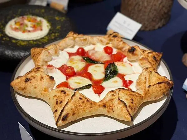 台北喜來登比薩屋！義大利比薩冠軍快閃，13款大師級菜單，窯烤現做必吃。