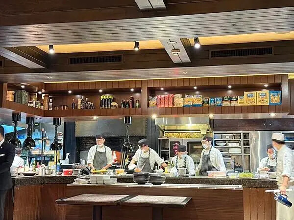 台北喜來登比薩屋！義大利比薩冠軍快閃，13款大師級菜單，窯烤現做必吃。