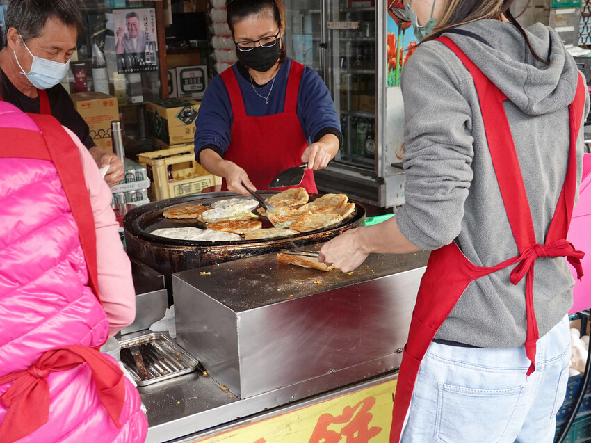 嘉義朴子—無名蔥抓餅|現點現煎 軟糊蔥抓餅即使無名依舊人氣|德星商店、配天宮、朴子第一市場
