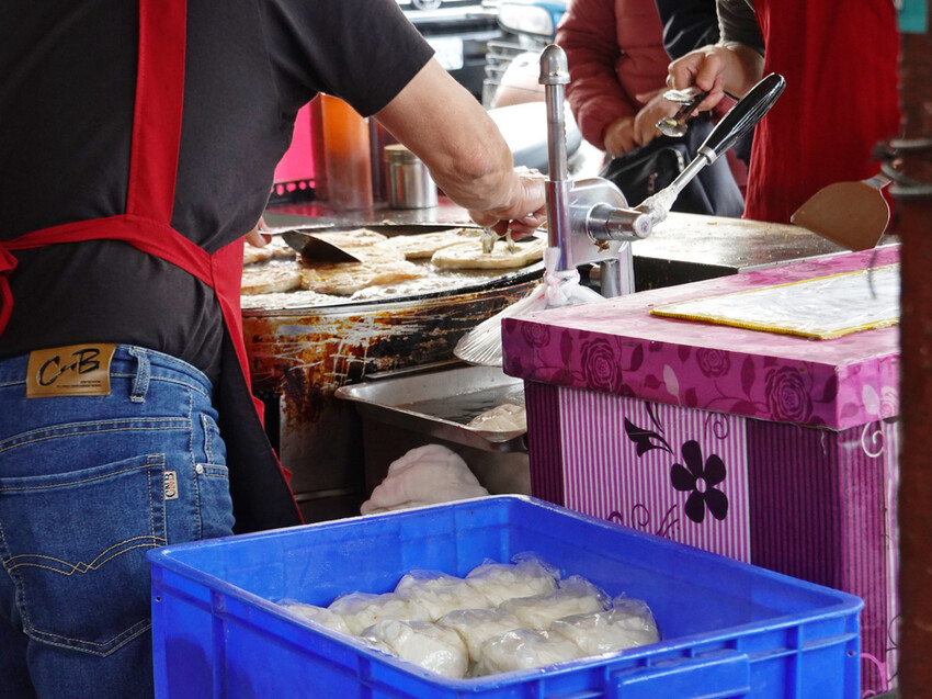 嘉義朴子—無名蔥抓餅|現點現煎 軟糊蔥抓餅即使無名依舊人氣|德星商店、配天宮、朴子第一市場