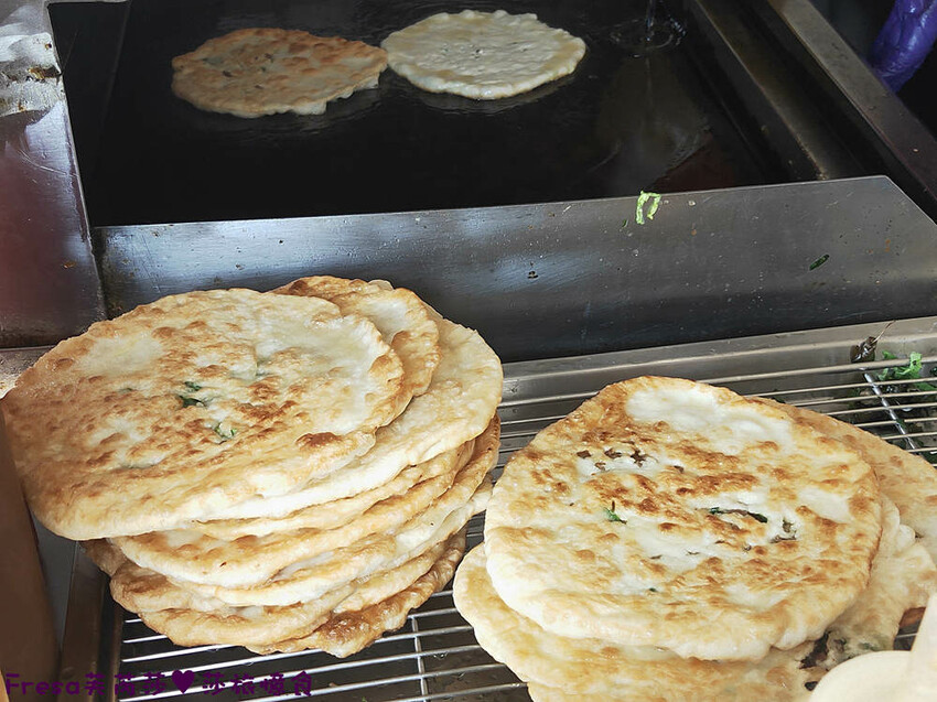 台南小吃【郭記塔香炸蛋蔥油餅】六甲市場銅板點心.韓式泡菜／起司牽絲超涮嘴鹹香│台式披薩超獨特│六甲美食 - Fresa芙芮莎♥莎旅憶食