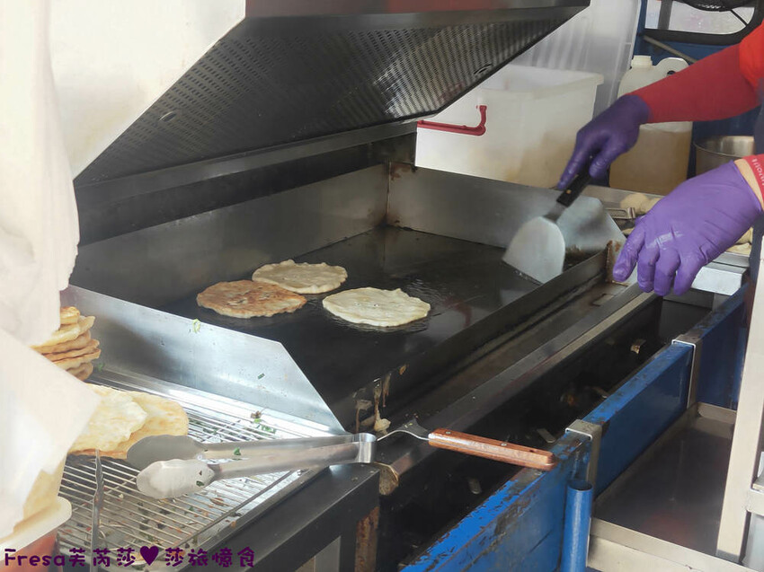 台南小吃【郭記塔香炸蛋蔥油餅】六甲市場銅板點心.韓式泡菜／起司牽絲超涮嘴鹹香│台式披薩超獨特│六甲美食 - Fresa芙芮莎♥莎旅憶食