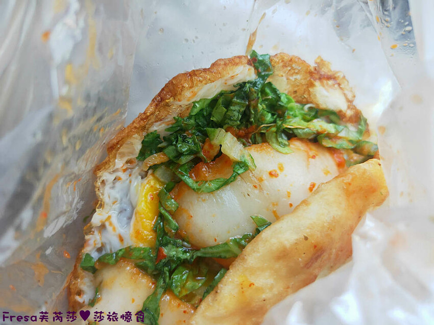 台南小吃【郭記塔香炸蛋蔥油餅】六甲市場銅板點心.韓式泡菜／起司牽絲超涮嘴鹹香│台式披薩超獨特│六甲美食 - Fresa芙芮莎♥莎旅憶食