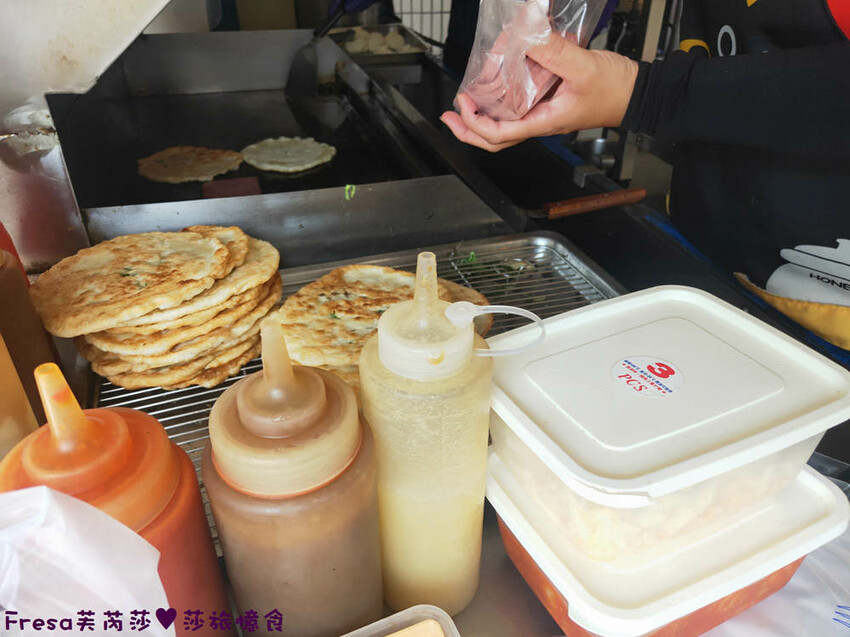 台南小吃【郭記塔香炸蛋蔥油餅】六甲市場銅板點心.韓式泡菜／起司牽絲超涮嘴鹹香│台式披薩超獨特│六甲美食 - Fresa芙芮莎♥莎旅憶食