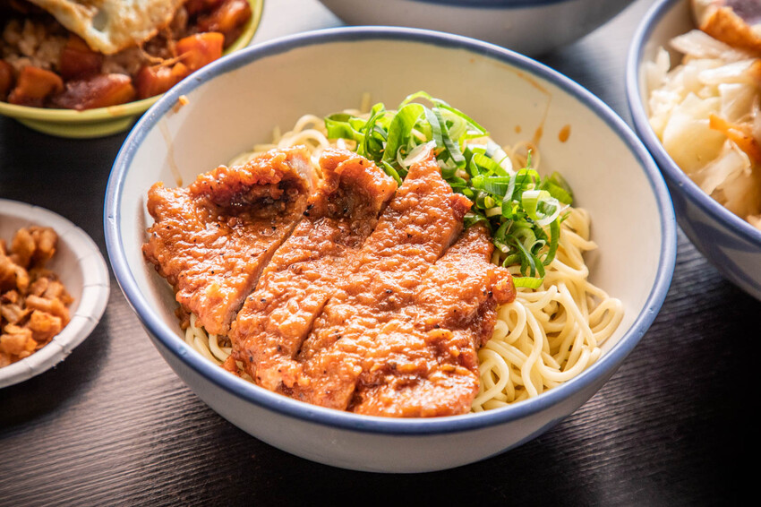 三重滷肉飯必吃!滷好記豬腳飯三重人激推,南部口味滷肉、Q彈腿庫飯超值。