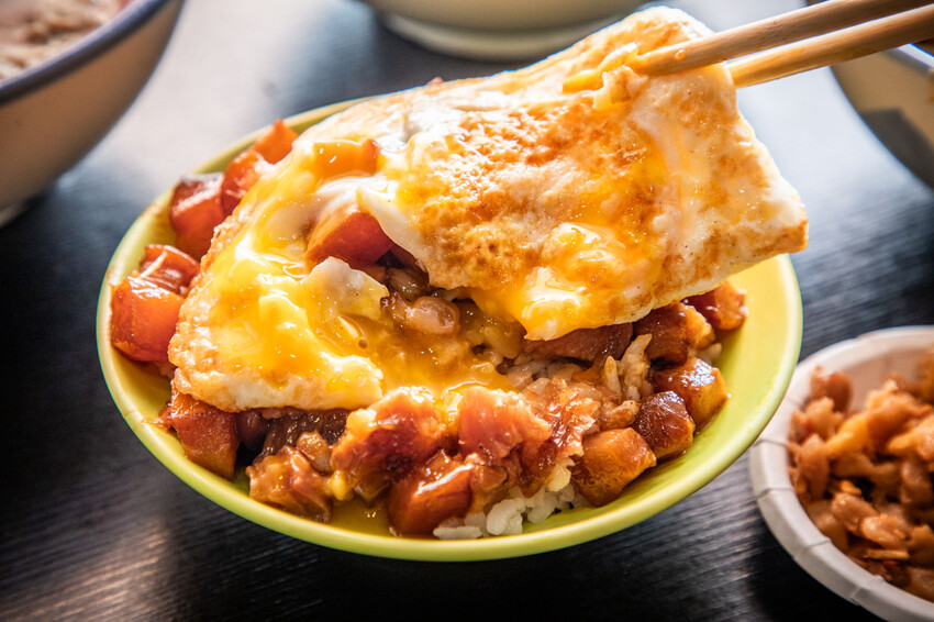 三重滷肉飯必吃!滷好記豬腳飯三重人激推,南部口味滷肉、Q彈腿庫飯超值。