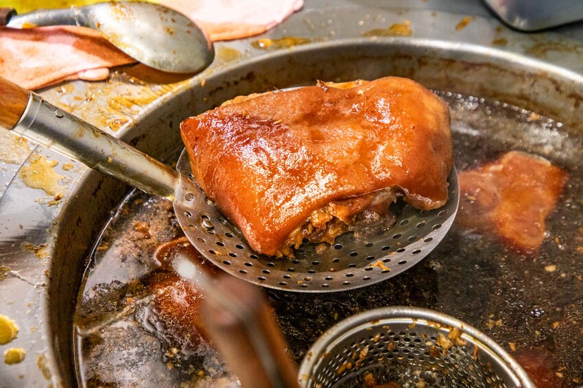 三重滷肉飯必吃!滷好記豬腳飯三重人激推,南部口味滷肉、Q彈腿庫飯超值。