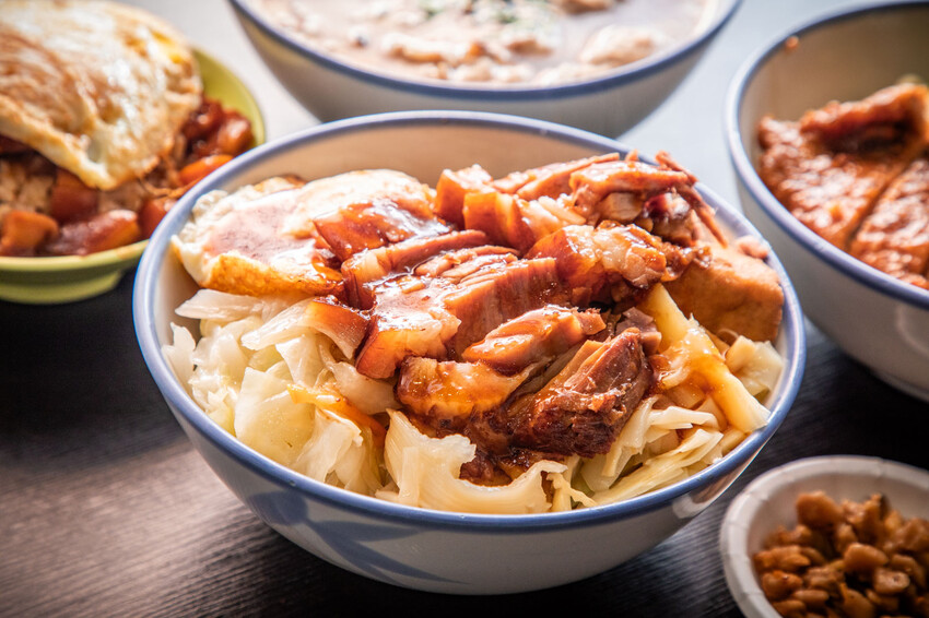 三重滷肉飯必吃!滷好記豬腳飯三重人激推,南部口味滷肉、Q彈腿庫飯超值。