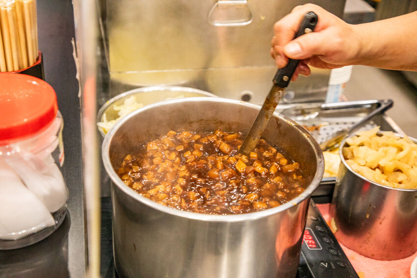 三重滷肉飯必吃!滷好記豬腳飯三重人激推,南部口味滷肉、Q彈腿庫飯超值。