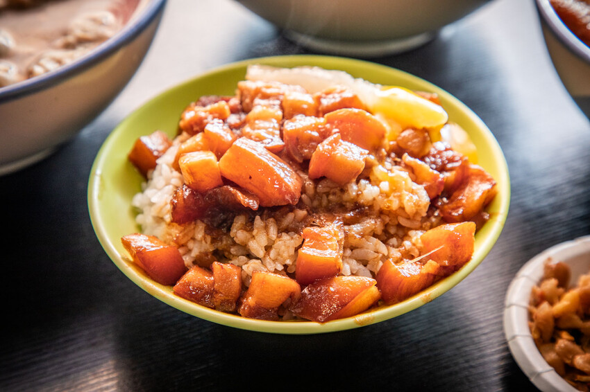 三重滷肉飯必吃!滷好記豬腳飯三重人激推,南部口味滷肉、Q彈腿庫飯超值。