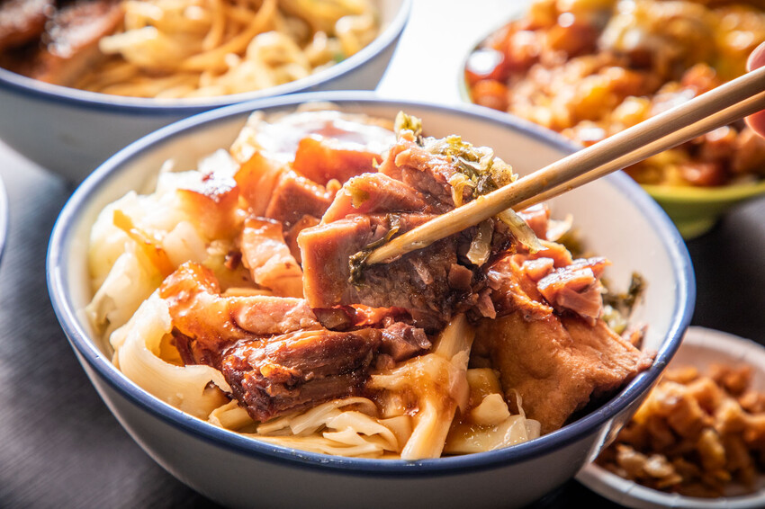 三重滷肉飯必吃!滷好記豬腳飯三重人激推,南部口味滷肉、Q彈腿庫飯超值。