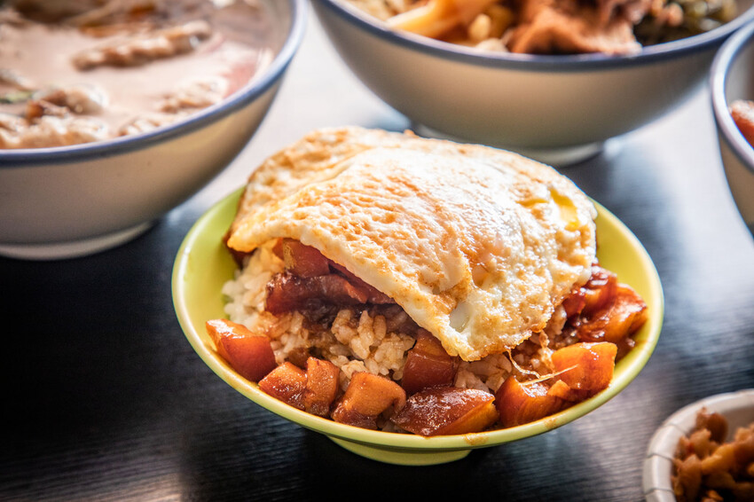 三重滷肉飯必吃!滷好記豬腳飯三重人激推,南部口味滷肉、Q彈腿庫飯超值。
