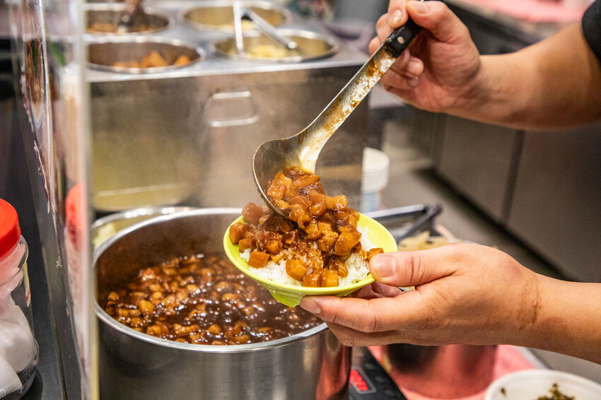 三重滷肉飯必吃!滷好記豬腳飯三重人激推,南部口味滷肉、Q彈腿庫飯超值。