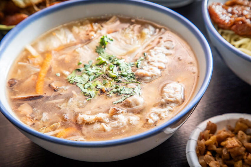 三重滷肉飯必吃!滷好記豬腳飯三重人激推,南部口味滷肉、Q彈腿庫飯超值。