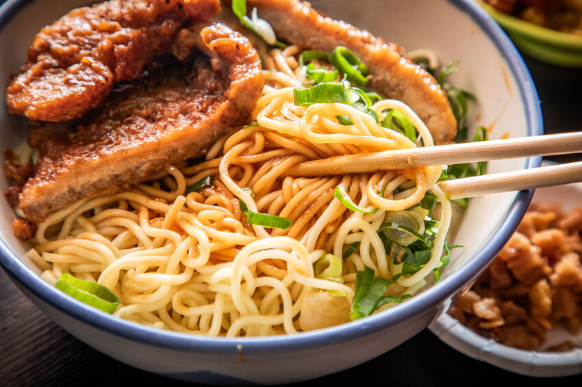 三重滷肉飯必吃!滷好記豬腳飯三重人激推,南部口味滷肉、Q彈腿庫飯超值。