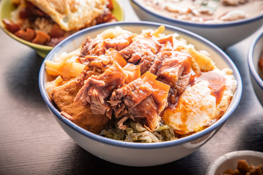 三重滷肉飯必吃!滷好記豬腳飯三重人激推,南部口味滷肉、Q彈腿庫飯超值。