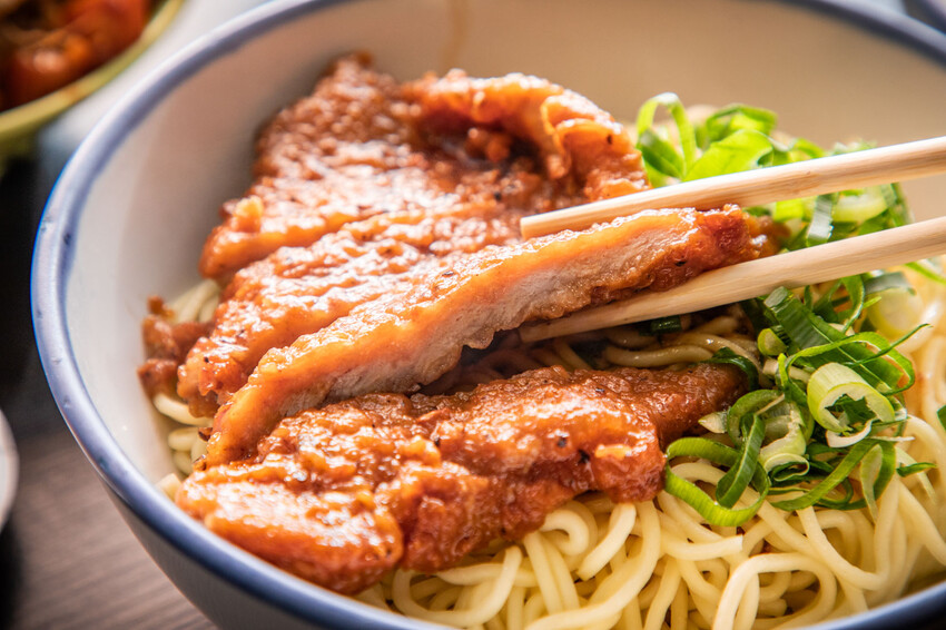 三重滷肉飯必吃!滷好記豬腳飯三重人激推,南部口味滷肉、Q彈腿庫飯超值。