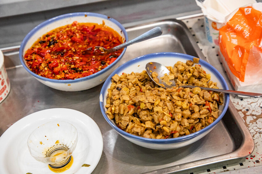 三重滷肉飯必吃!滷好記豬腳飯三重人激推,南部口味滷肉、Q彈腿庫飯超值。