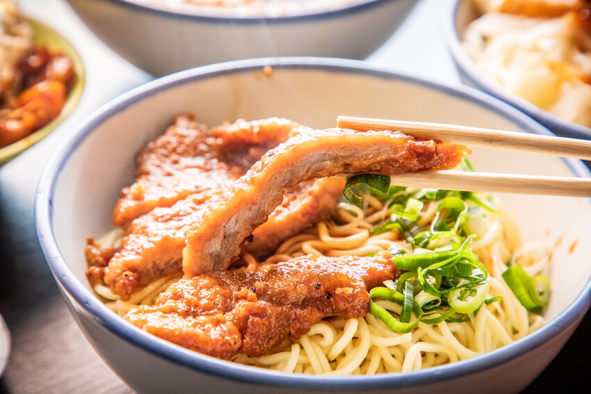 三重滷肉飯必吃!滷好記豬腳飯三重人激推,南部口味滷肉、Q彈腿庫飯超值。